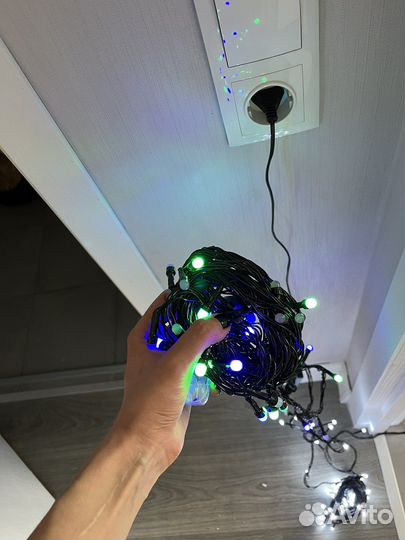 Новогодняя мишура и электрические гирлянды