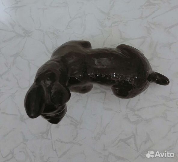 Фарфоровая статуэтка собаки 