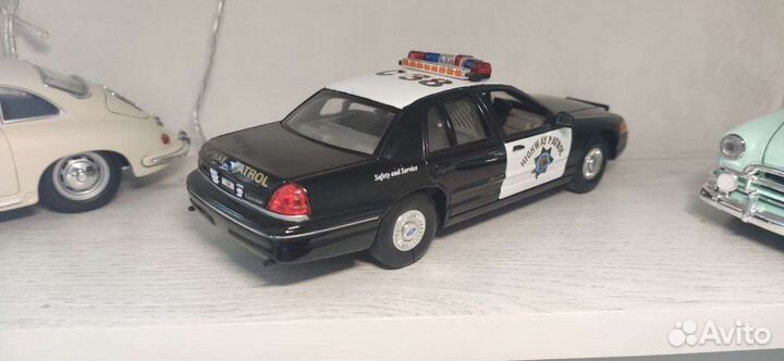 Коллекционный автомобиль ford crown victoria 1/24