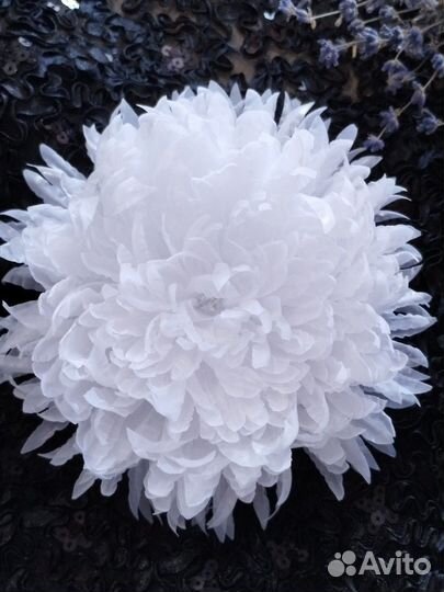 Брошь из ткани хризантема