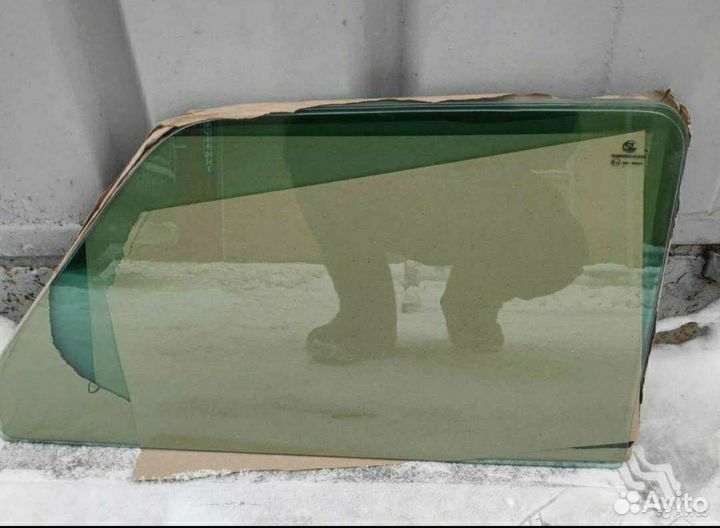 Стекло двери нива