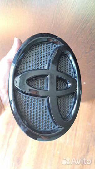 Значок toyota чёрный