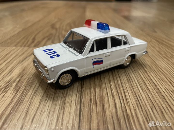 Модель автомобиля 1/43