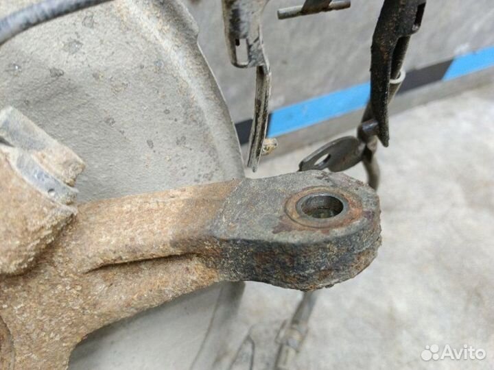 Кулак поворотный передний правый Mitsubishi