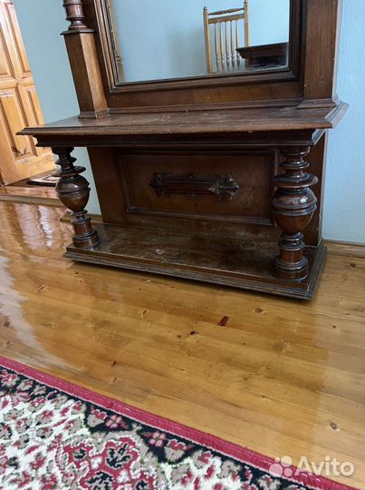 Старинное зеркало ручной работы с туалетным столик