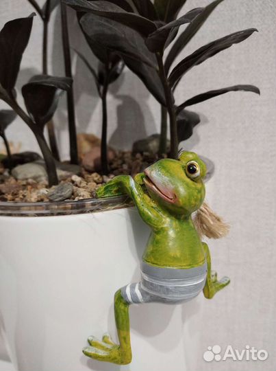 Лягушка -фигурка на горшок для цветов