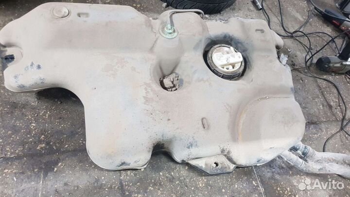 Бензобак логан 2007