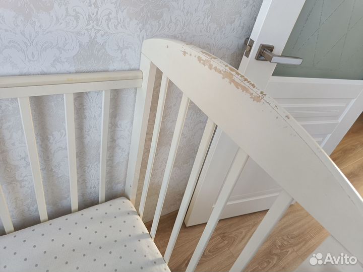 Детская кроватка с маятником и матрасом