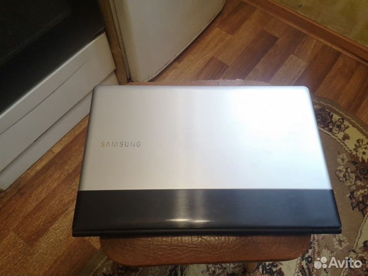 Ноутбук Samsung NP300E5A на i3