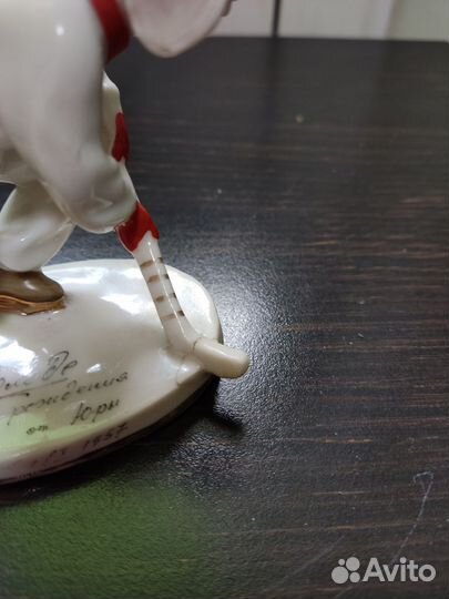 Фарфоровая статуэтка хоккеист