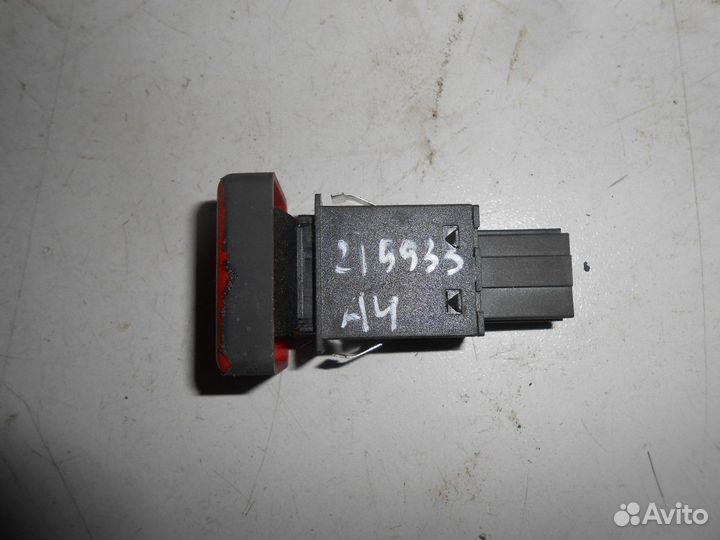 Кнопка аварийной сигнализации (Audi A4)