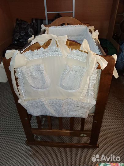 Детская кроватка с маятником