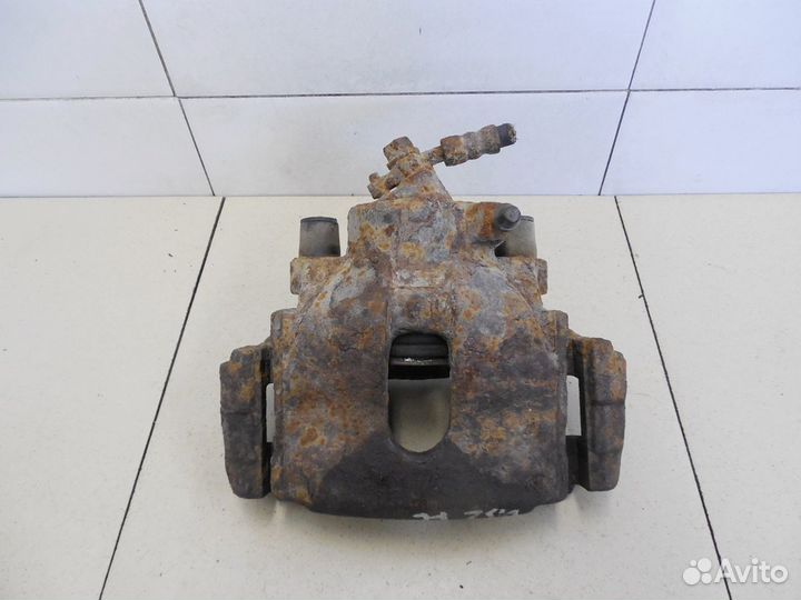 Суппорт передний левый Avensis I 1997-2003