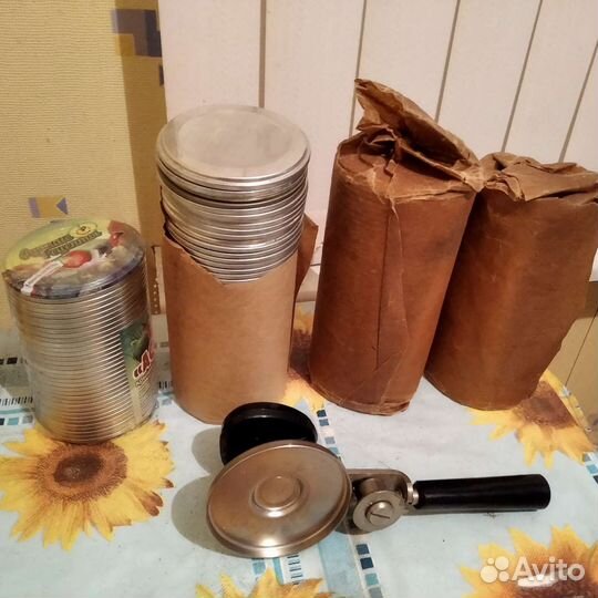 Закатывающее устройство для банок и крышки