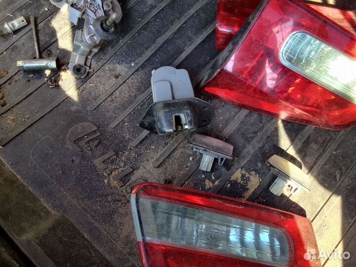 Задние фонари Нисан Вингроуд