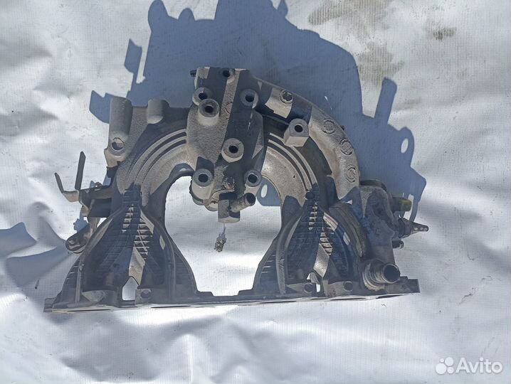 Впускной коллектор Nissan avenir 1992