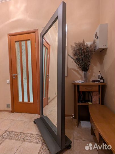 Зеркало напольное на колесах