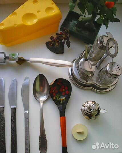 Много предметов для кухни и посуда