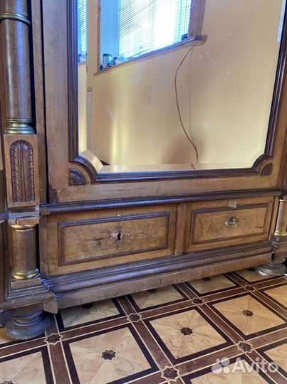 Старинный антикварный шкаф