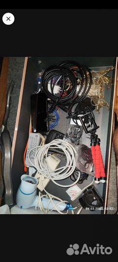 Провода, роутер, микрофон, тройник