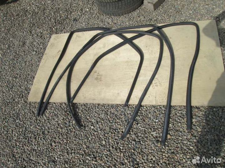 Уплотнитель дверного проёма Toyota Ist NCP65