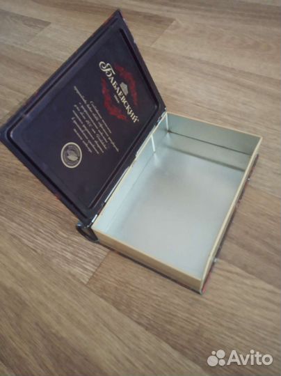 Коробка подарочная металлическая