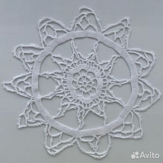 Салфетка вязаная белая (ручная работа) диаметр21см