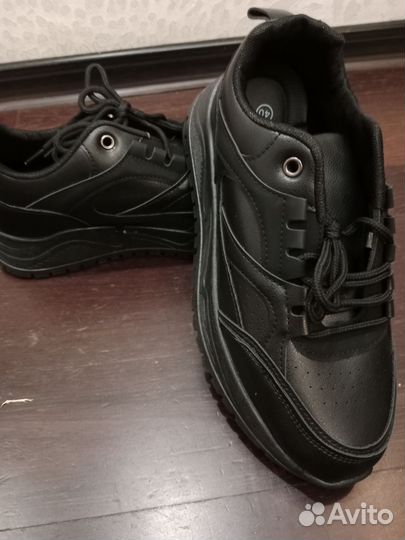 Кроссовки женские