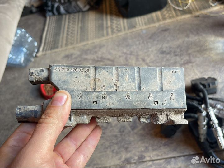 Блок клапанов пневмоподвески w220
