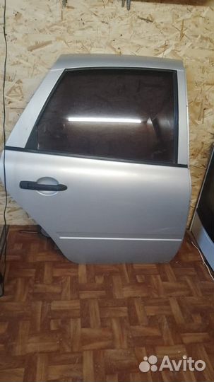 Задняя правая дверь на гранту liftback