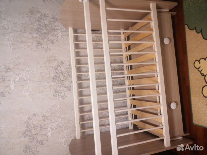 Детская кроватка с маятником и ящиком