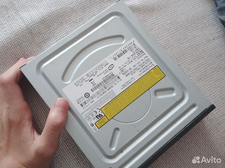 CD дисковод подключается по разъему scsi
