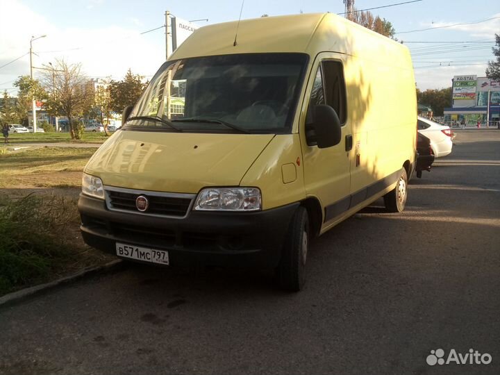 Водитель экспедитор со своим грузовым авто