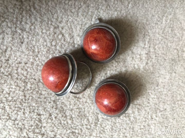Серебряные серьги и кольцо с кораллом