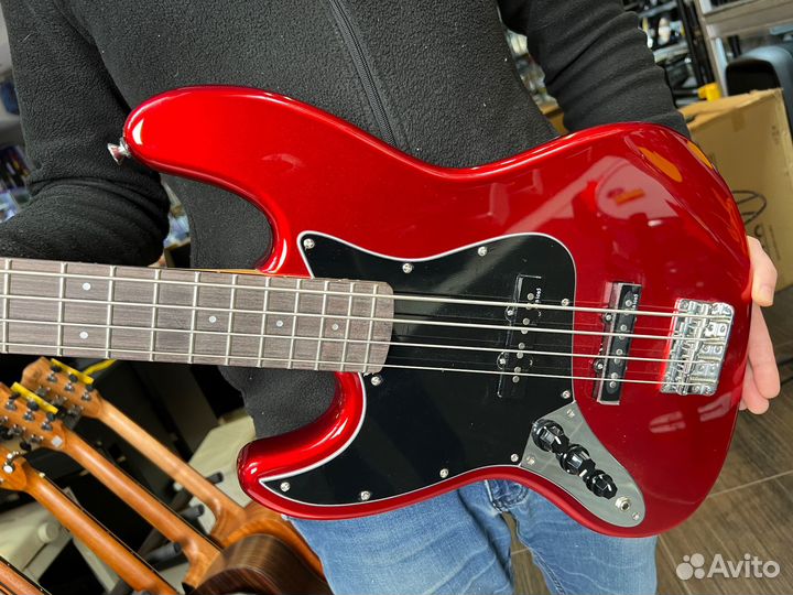 Бас гитара леворукая