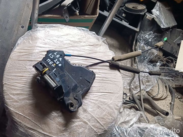 Замок двери передний левый Lexus is 250