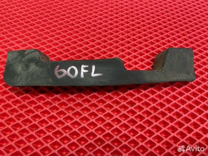 Брызговик передний левый Toyota Camry AVV50