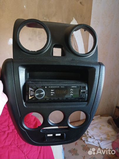 Панель с магнитолой