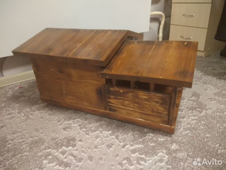 Деревянный домик с верандой для питомца