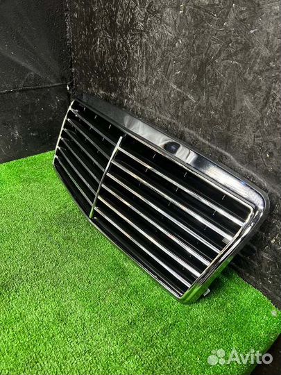 Решетка радиатора передняя Mercedes-Benz E-Class