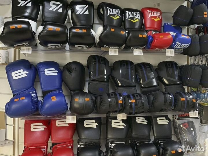 Боксёрские перчатки разных размеров D3