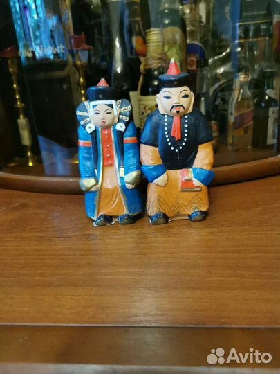 Декоративные фигурки пара Монголов, глина