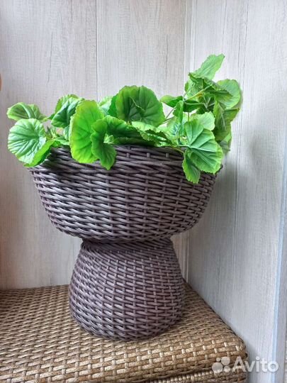 Вазон из ротанга