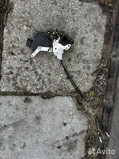 Продам левый передний замок