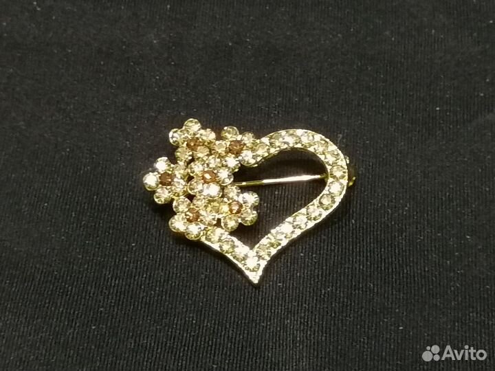 Брошь со стразами