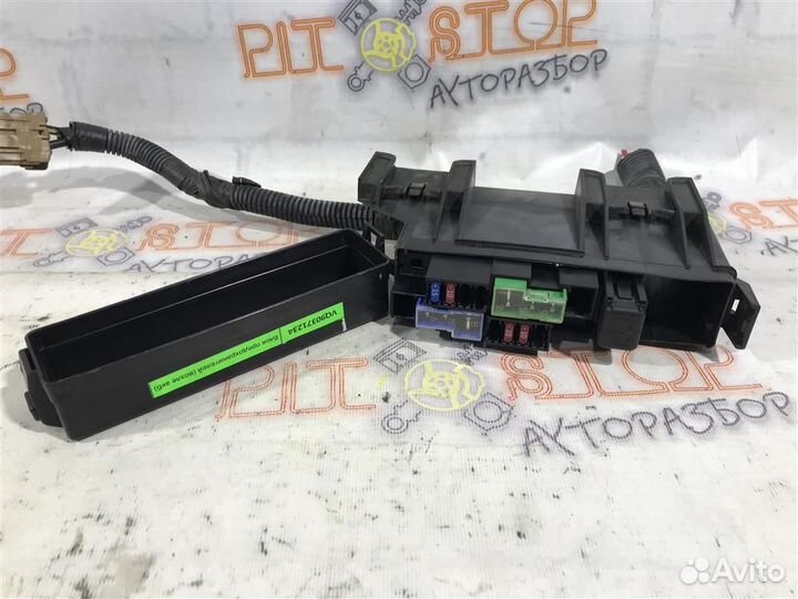 Блок предохранителей под капотом Nissan Teana (J3