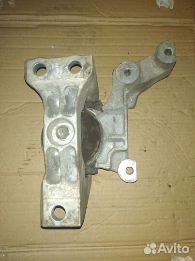 Опора двигателя правая Nissan Juke