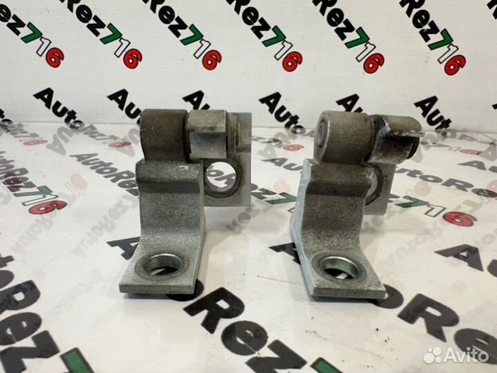 Петля двери передняя правая Volkswagen Polo 5