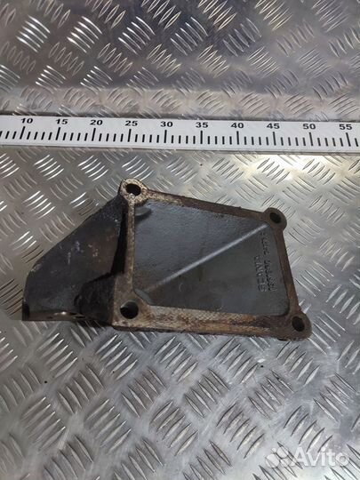 Кронштейн двс передний правый Scania 1361960