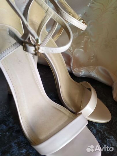 Босоножки женские на каблуке